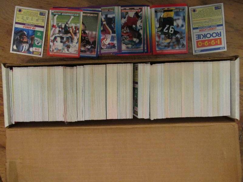 Box of 1990 Score football cards...