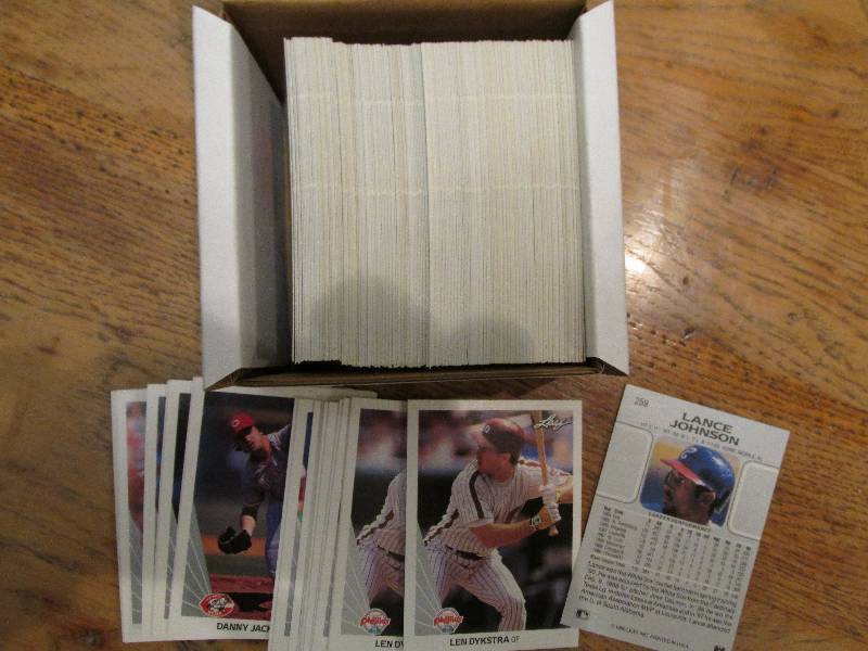 Box of 1990 Leaf Baseball cards...