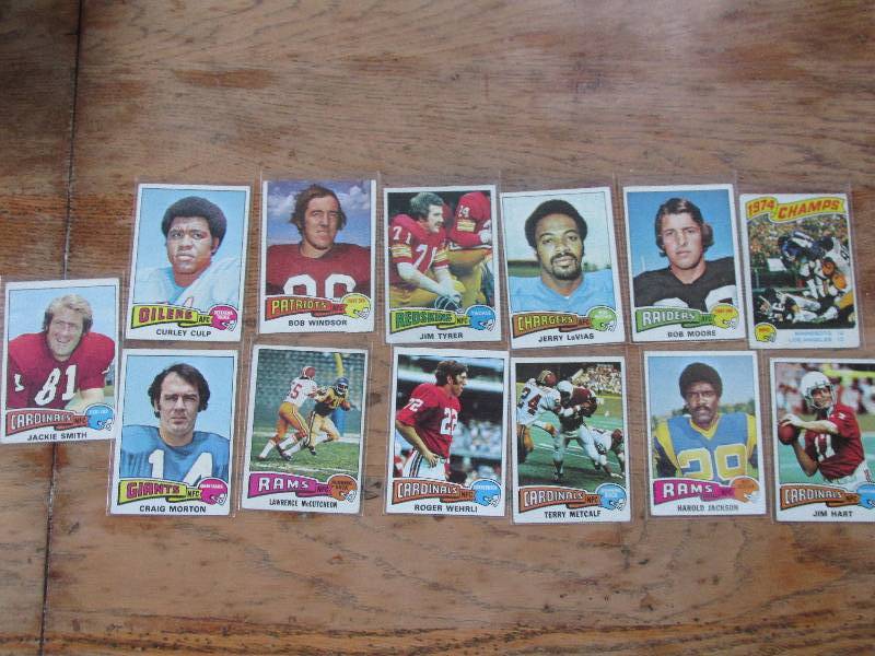 Lot of 1975 Topps Football cards...