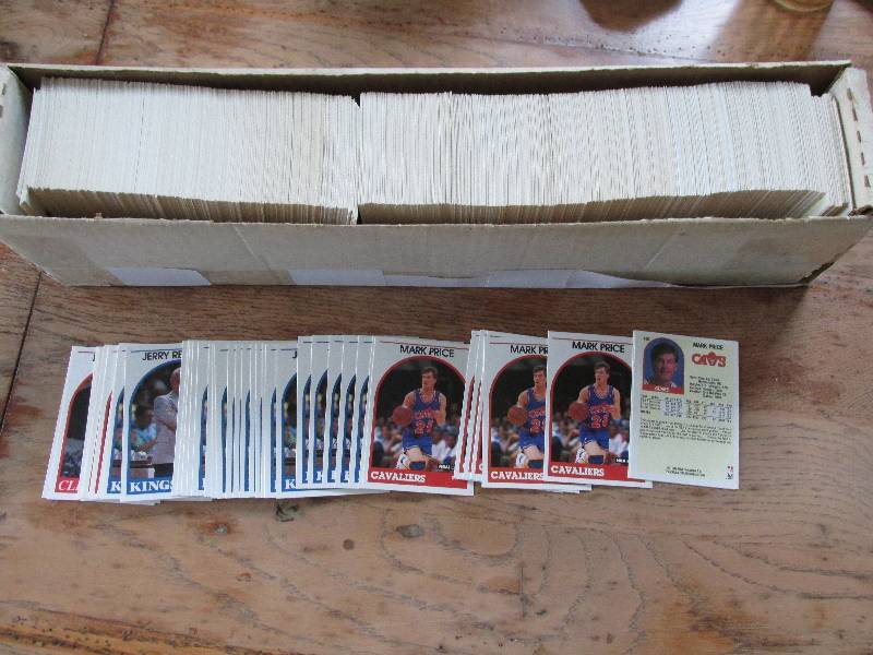 Box of 1989 - 1990 NBA Hoops cards...