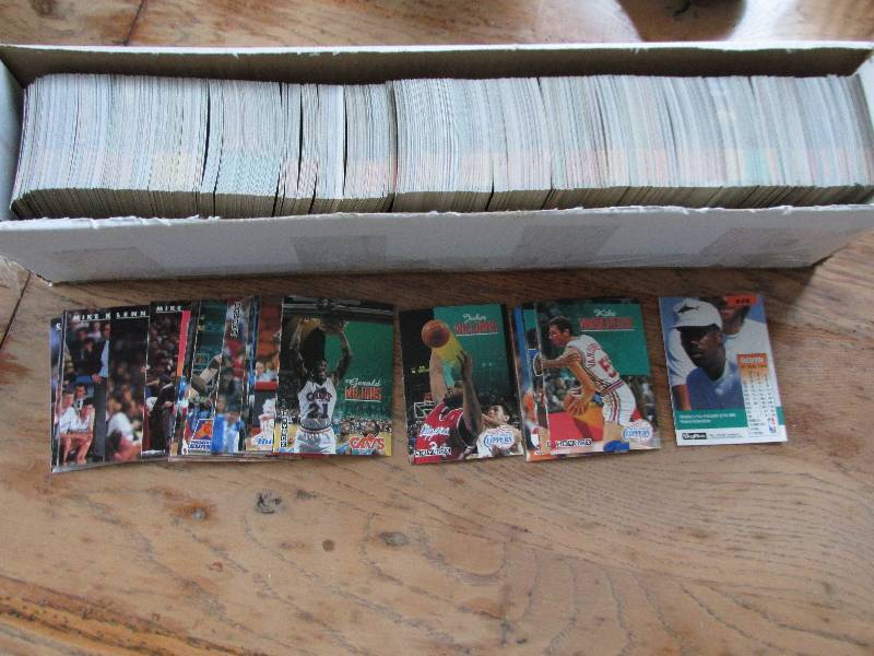 Box of 1992 - 1993 Skybox basketbal...