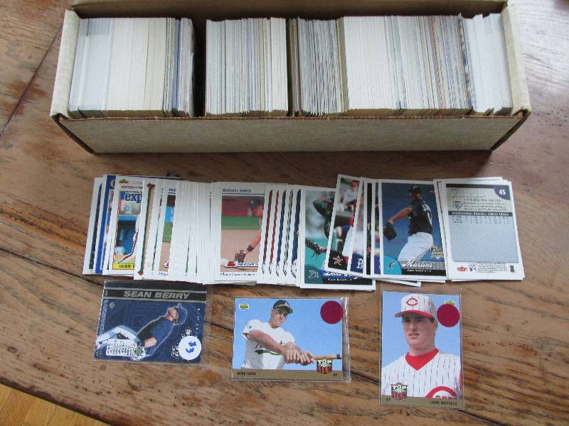 Box of mixed baseball cards...
