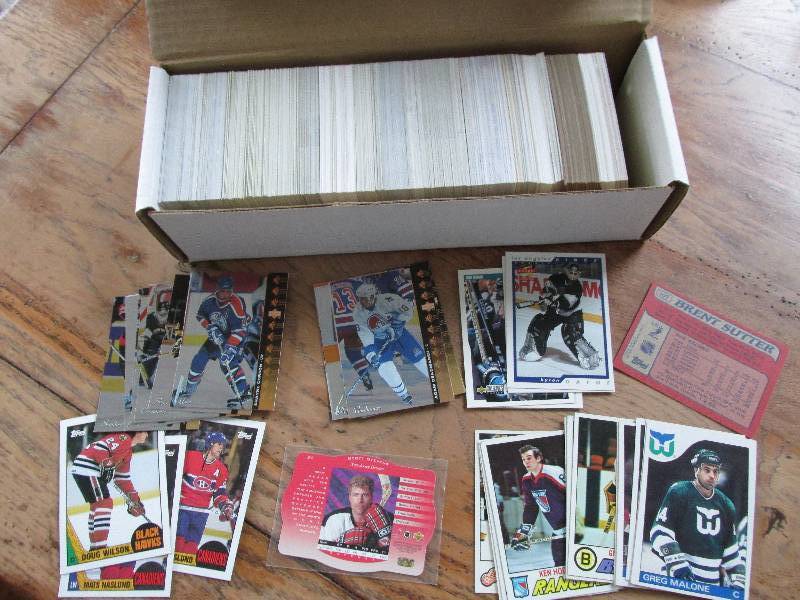 Box of mixed hockey cards...