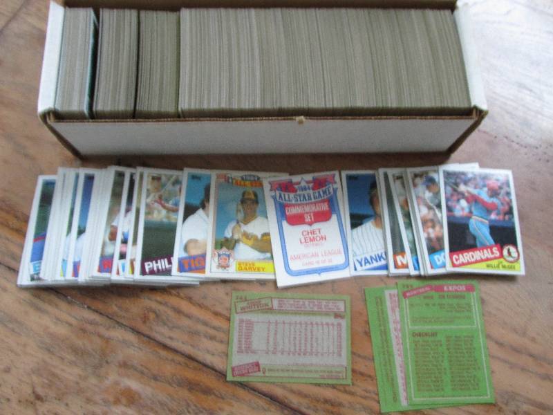 Box of 1985 Topps baseball cards...