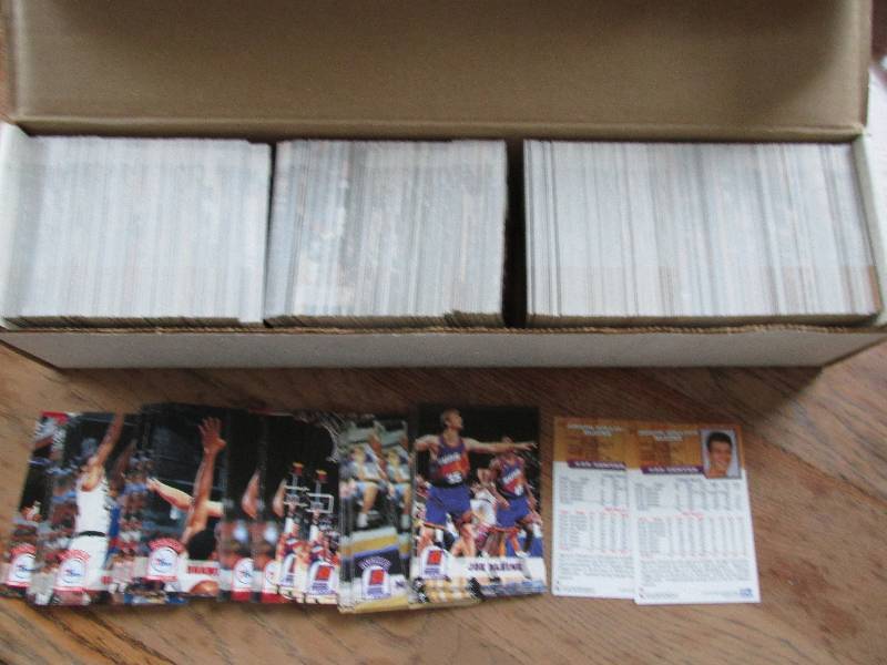 Box of 1993 - 1994 NBA Hoops basket...