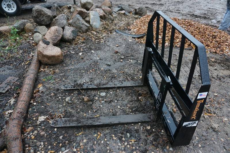 lot 13 image: Tomahawk Brand Universal Mount Bobcat Skid Loader Skid Steer Pallet Fork Attachment