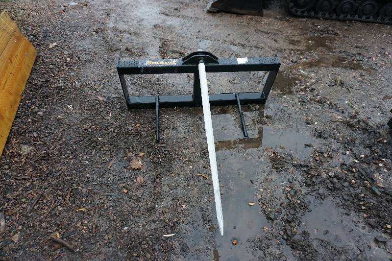 lot 14 image: Tomahawk Brand Universal Mount Bobcat Skid Loader Skid Steer Bale Handling Attachment