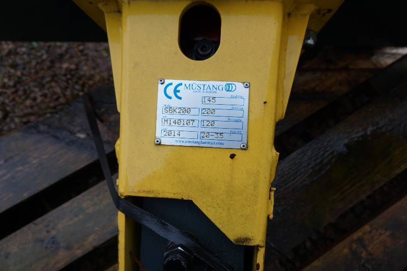lot 11 image: Mustang Brand Model SBK200 Universal Mount Bobcat Skid Loader Skid Steer Hydraulic Jack Hammer Attachment