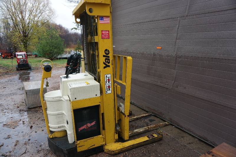 lot 28 image: Yale Model ME030LAN12C5088 Electric Walk Behind Fork Lift With Charger