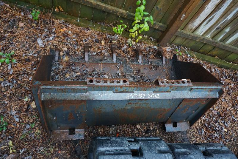 lot 18 image: Universal MOunt Bobcat Skid Loader Skid Steer 48 Excavation Bucket With Teeth