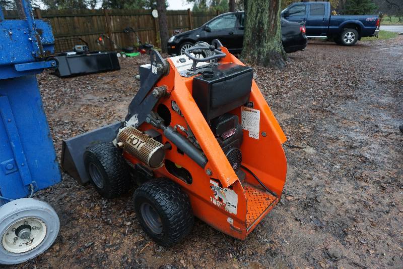 lot 6 image: Thomas Model 25G 2 Speed Mini Bobcat Skid Loader Skid Steer