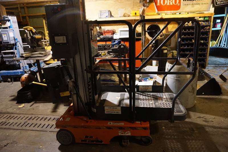 lot 25 image: 2003 JLG Model 12SP ElectricHydraulic  Man Lift