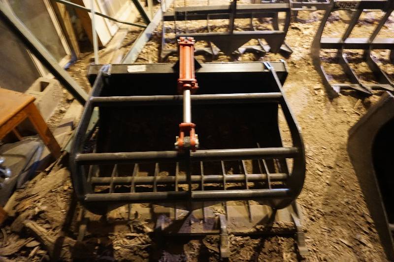 lot 17 image: Universal Mount Bobcat Skid Loader Skid Steer 48 Rock Grapple Bucket