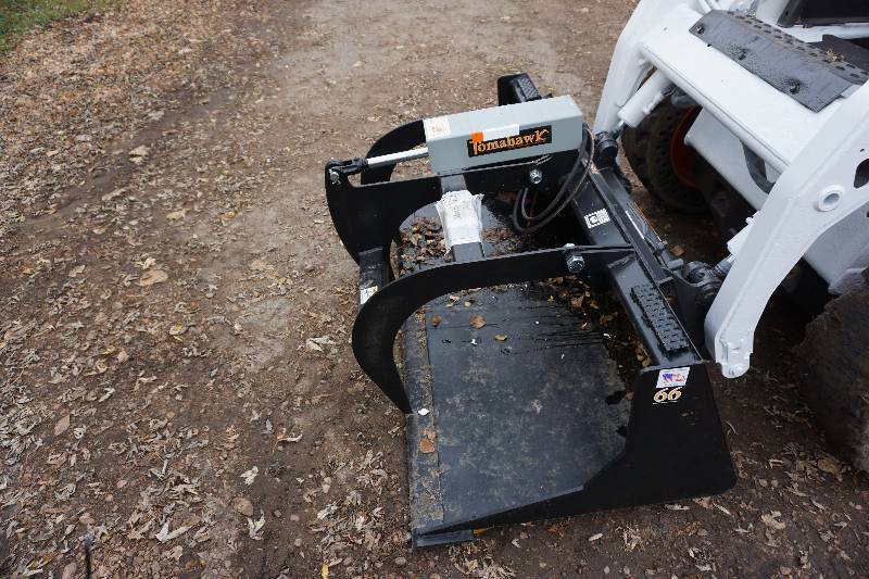 lot 15 image: Tomahawk Brand Universal Mount Bobcat Skid Loader Skid Steer 66 Flat Bottom Grapple Bucket