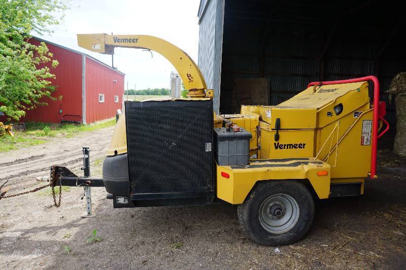 lot 2 image: Vermeer Model BC1400 Diesel Powered Wood Chipper