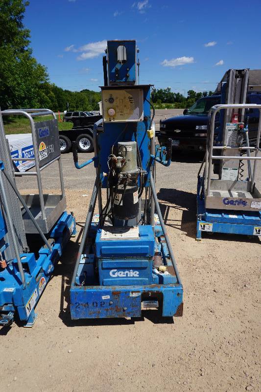 lot 27 image: Genie Model IWP24S ElectricHydraulic Man Lift