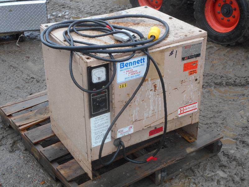 lot 7 image: Hertner 24Volt Industrial Battery C...