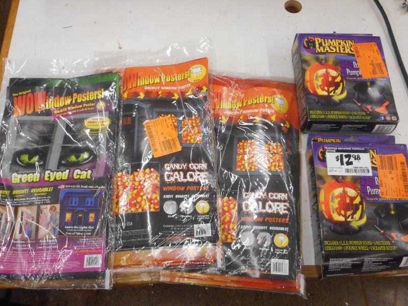 LOT OF HALLOWEEN DECORATIONS