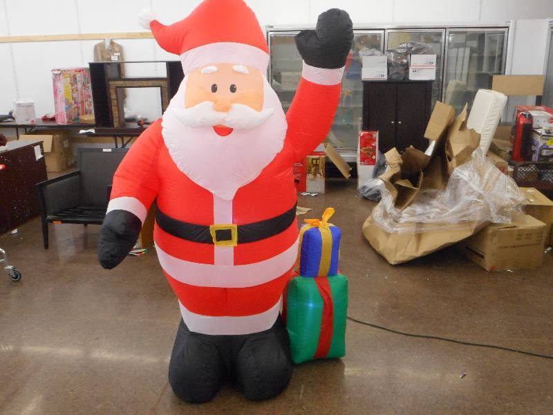 HOME ACCENTS HOLIDAY 6 FOOT 6 INCH INFLATABLE SANTA