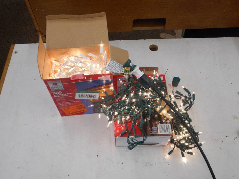 600 CHRISTMAS LIGHTS ON 30 FEET 2 BOXES