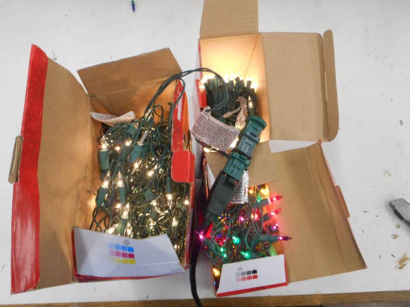 900 CHRISTMAS LIGHTS ON 140 FEET 3 BOXES