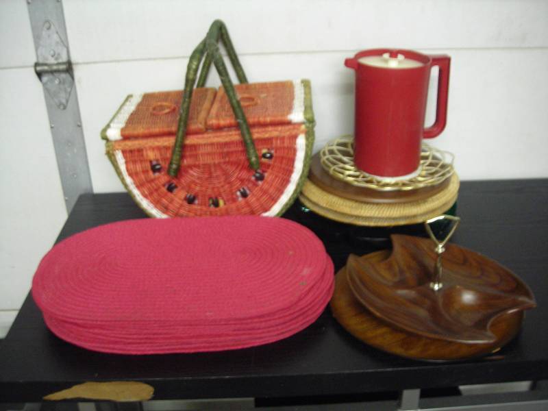 Wicker Baskets, Placemats & Serving Trays