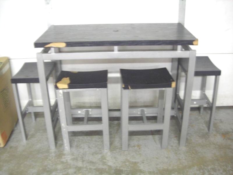 BarTable WIth 4-Stools