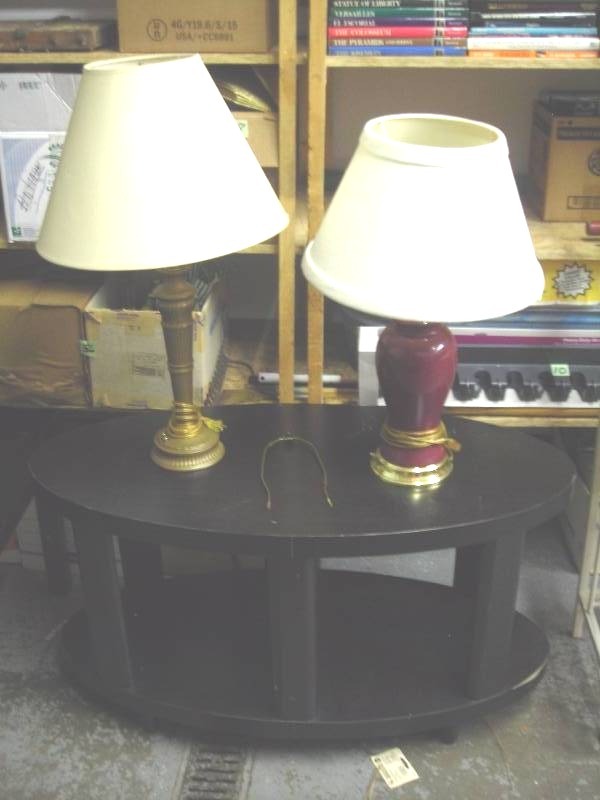 Oval TV StandTable, 2-Lamps With Shades