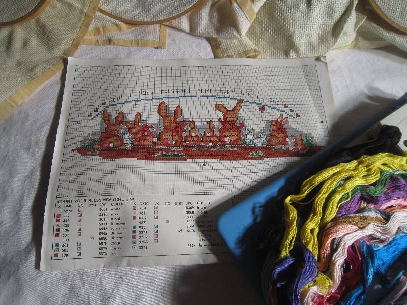 LOT - Cross Stitch 3 Rings, LOT of Thread Oraganized Color Chart