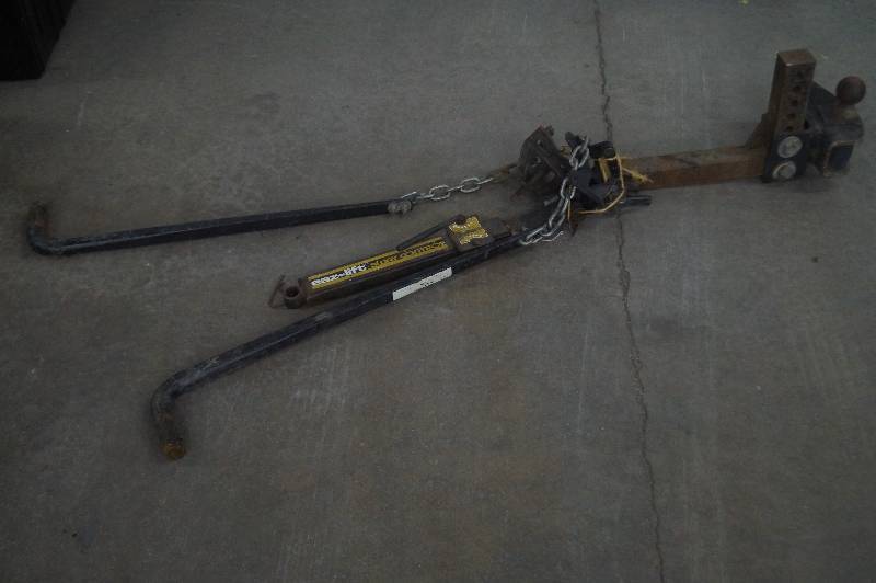 Equalizer hitch with sway bar control