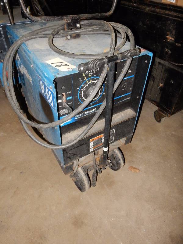 lot 18 image: Miller, Dialarc 250 ACDC Welder