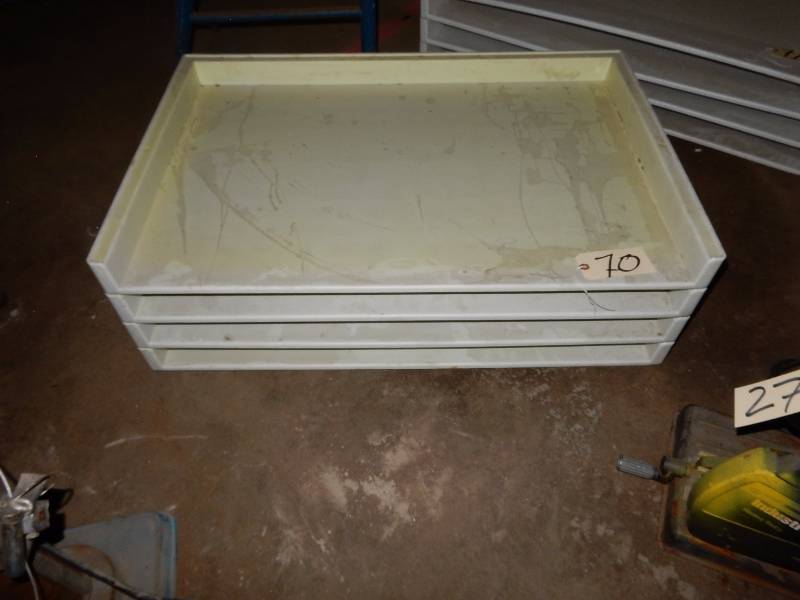 lot 70 image: 3 plastic plan trays. Stackable