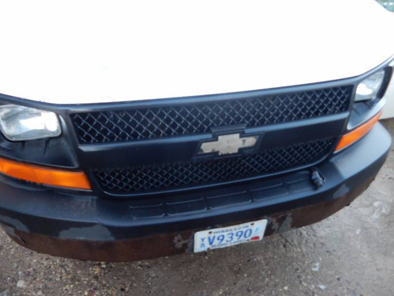 lot 2 image: 2005 Chevy Van