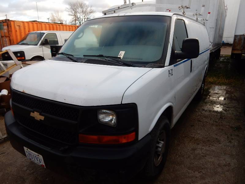 lot 4 image: 2007 Chevy Van