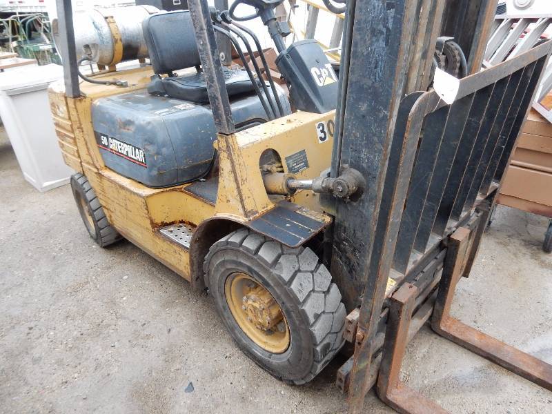 lot 6 image: 50 Caterpillar, Fork lift