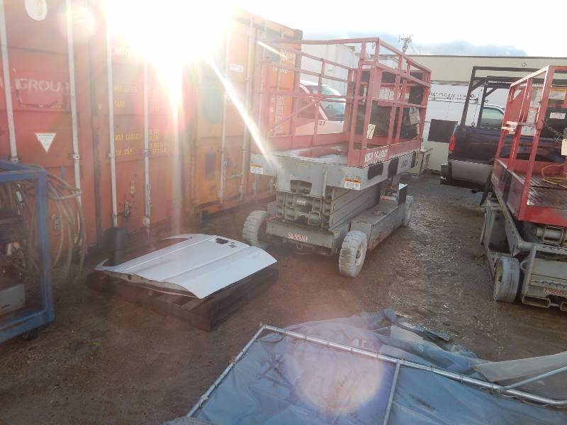 lot 9 image: MEC 2548HT scissor Lift.. Batteries need replacing