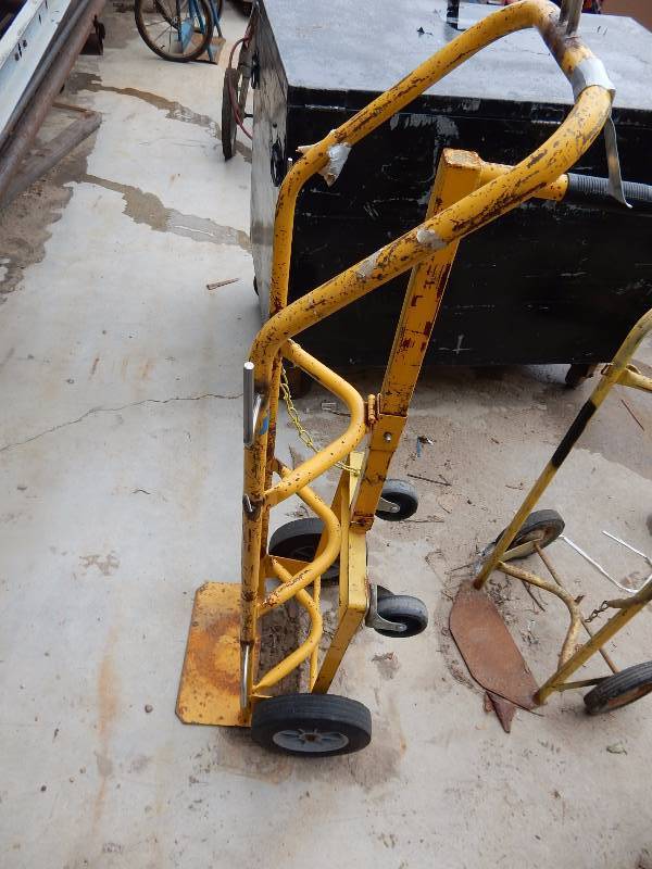 lot 129 image: Single Tank upright Cart with wheels for laying down