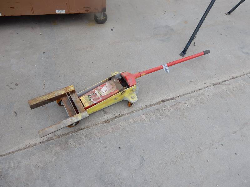 lot 142 image: 3 12 ton  floor jack