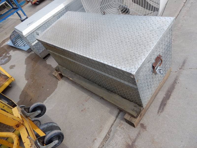 lot 144 image: Aluminum Tool Box.. No locks, but latches work well