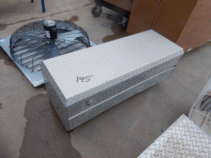 lot 145 image: Aluminum Tool Box.. No locks, but latches work well