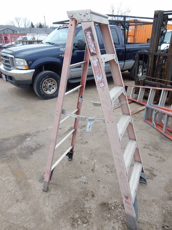 lot 165 image: 8 ft step ladder