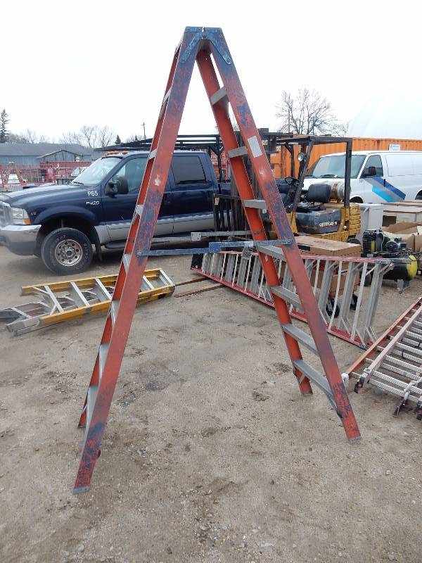 lot 166 image: 10 ft step ladder