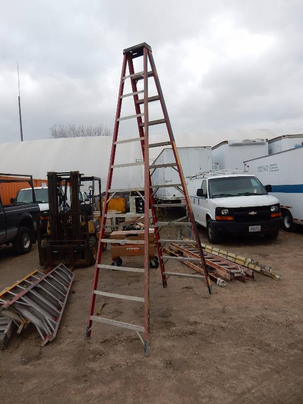 lot 167 image: 14 ft step ladder