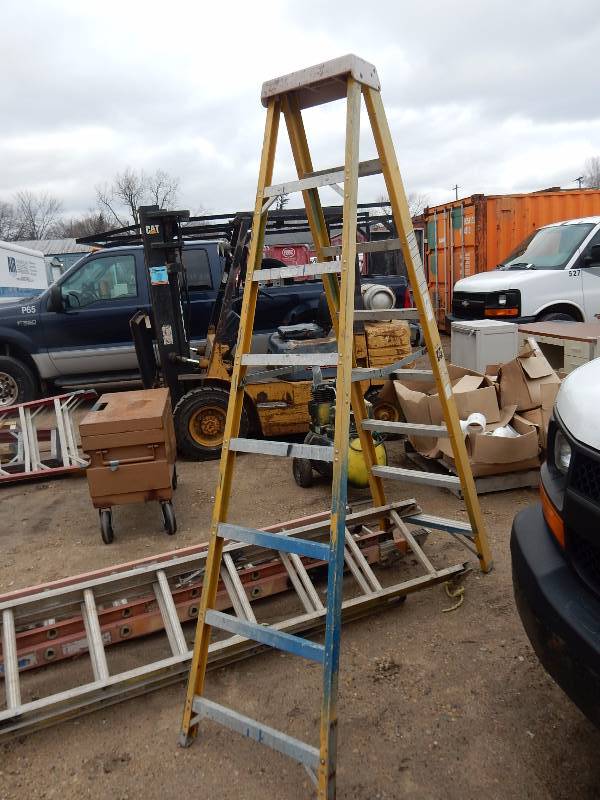 lot 171 image: 8 ft fiber glass step ladder