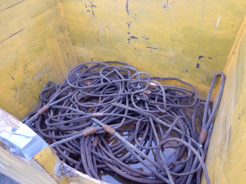 lot 193 image: Steel Container and a large lot of lighter load choker cables.. Container Approx. 6ft x 4 ft x 50 in h.