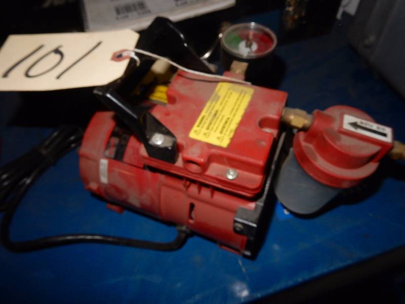 lot 101 image: Milwaukee Vacuum Pump.. Look new