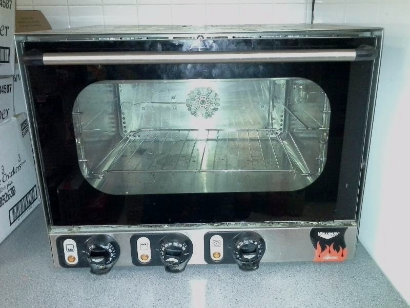 lot 19 image: Vollrath 40703 Cayenne Half Size Electric Convection Oven W3 Pan Capacity