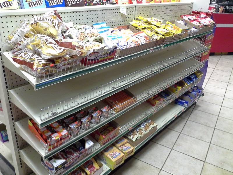 lot 21 image: Lot of Assorted Chips, Cookies and Crackers (265 pieces)