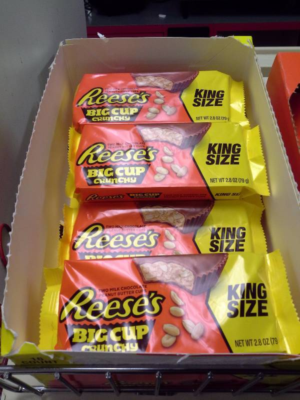 lot 22 image: Lot of Assorted Candy Bars (655 items)