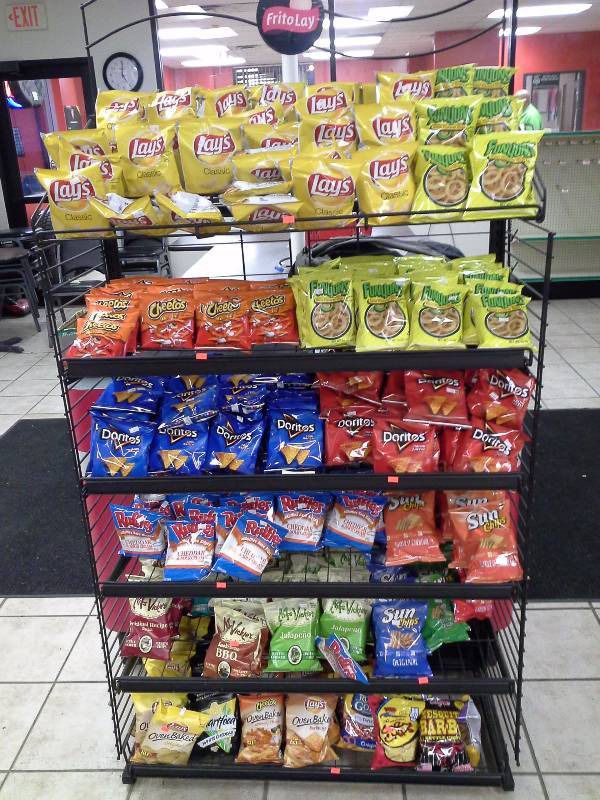 lot 25 image: Chip Rack & approximately 250 bags of chips